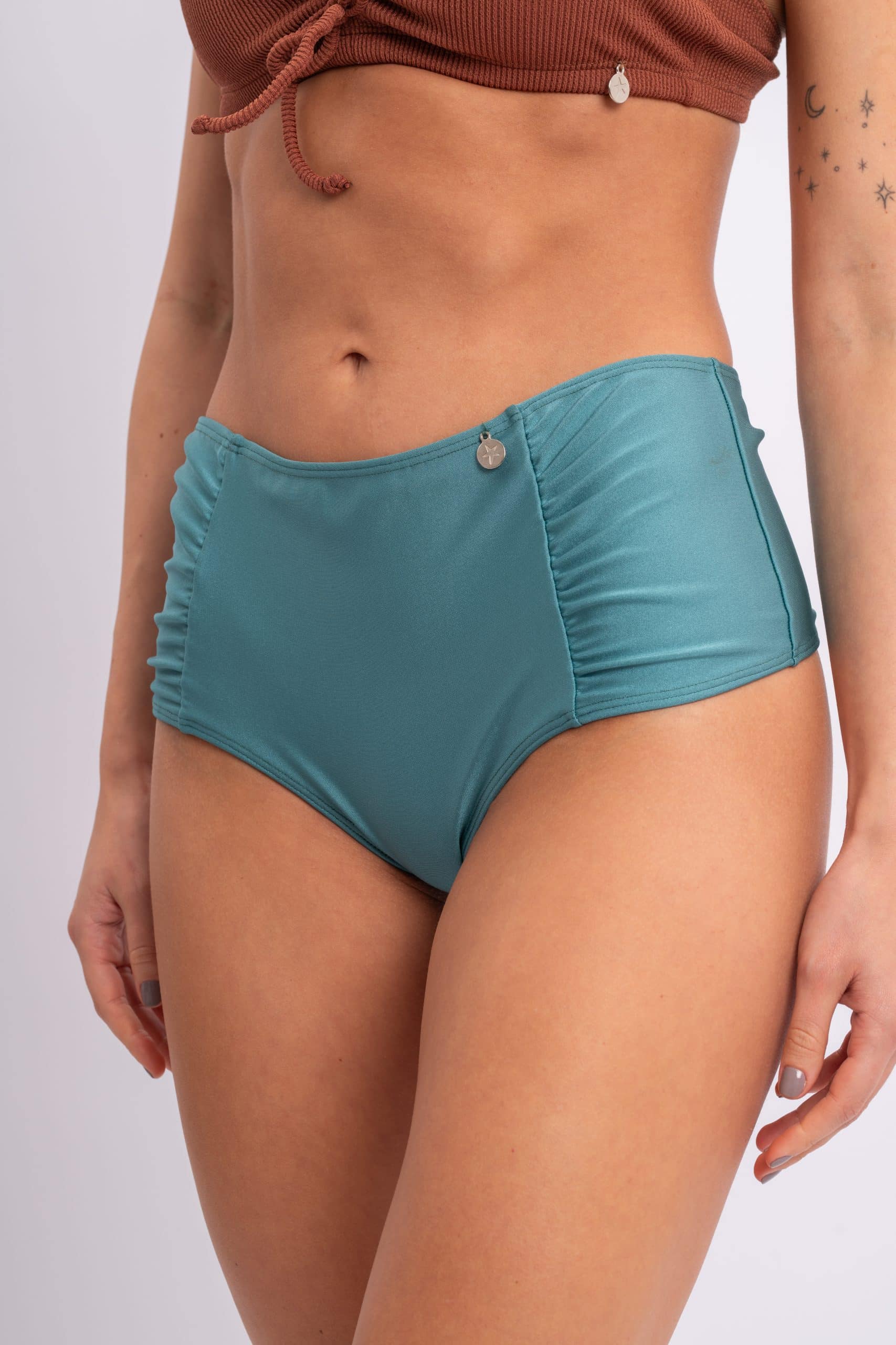 LESS ALTA CON FRUNCES LATERALES